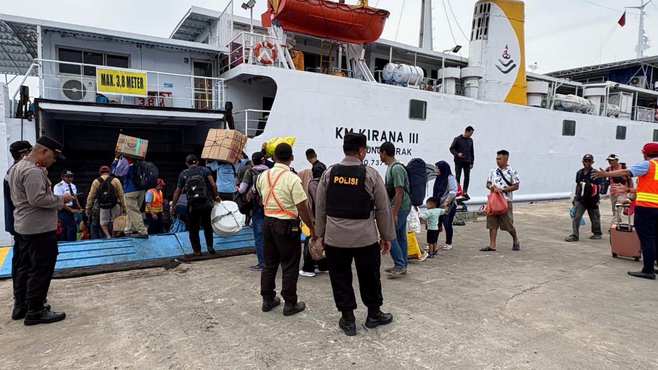 EMBARKASI: Embarkasi penumpang KM Kirana III yang bertolak dari Pelabuhan Sampit menuju Pelabuhan Tanjung Perak Surabaya, Rabu (11/3).YUNI/RADAR SAMPIT