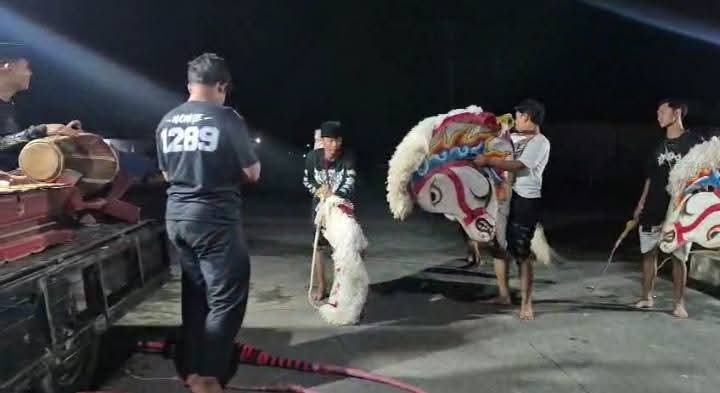 Atraksi penari diiringi musik tradisional di halaman Polsek Pangkalan Banteng