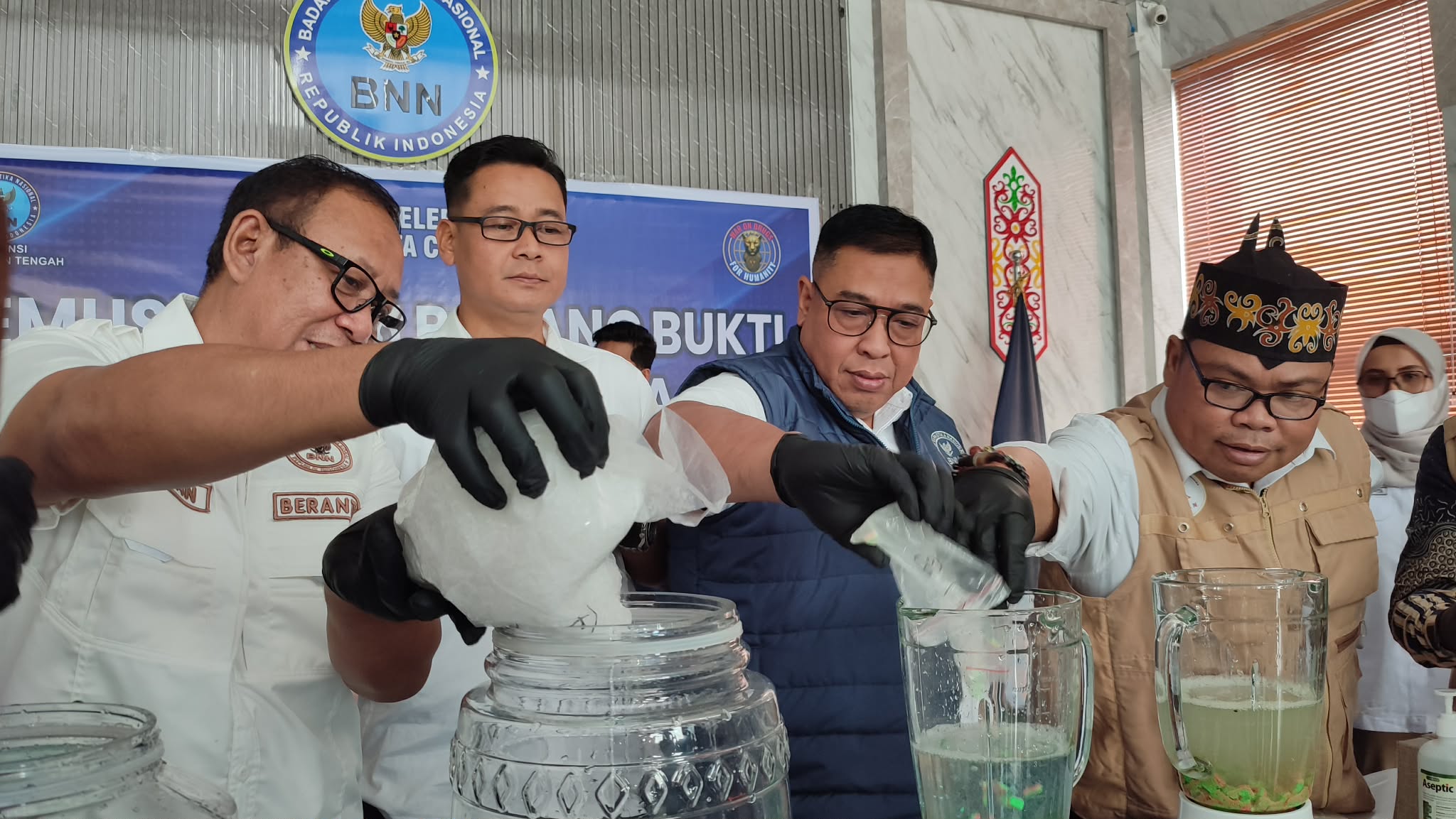Pemusnahan barang bukti narkoba, 1,8 kilogram sabu dan 786 butir ekstasi, Rabu (11/3) di kantor BNNP Kalteng.