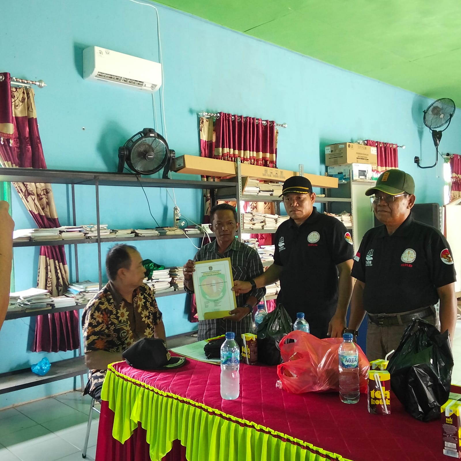 Aji Susamho memperlihatkan surat tanah asli saat mediasi yang tidak dihadiri pihak Adi Putra