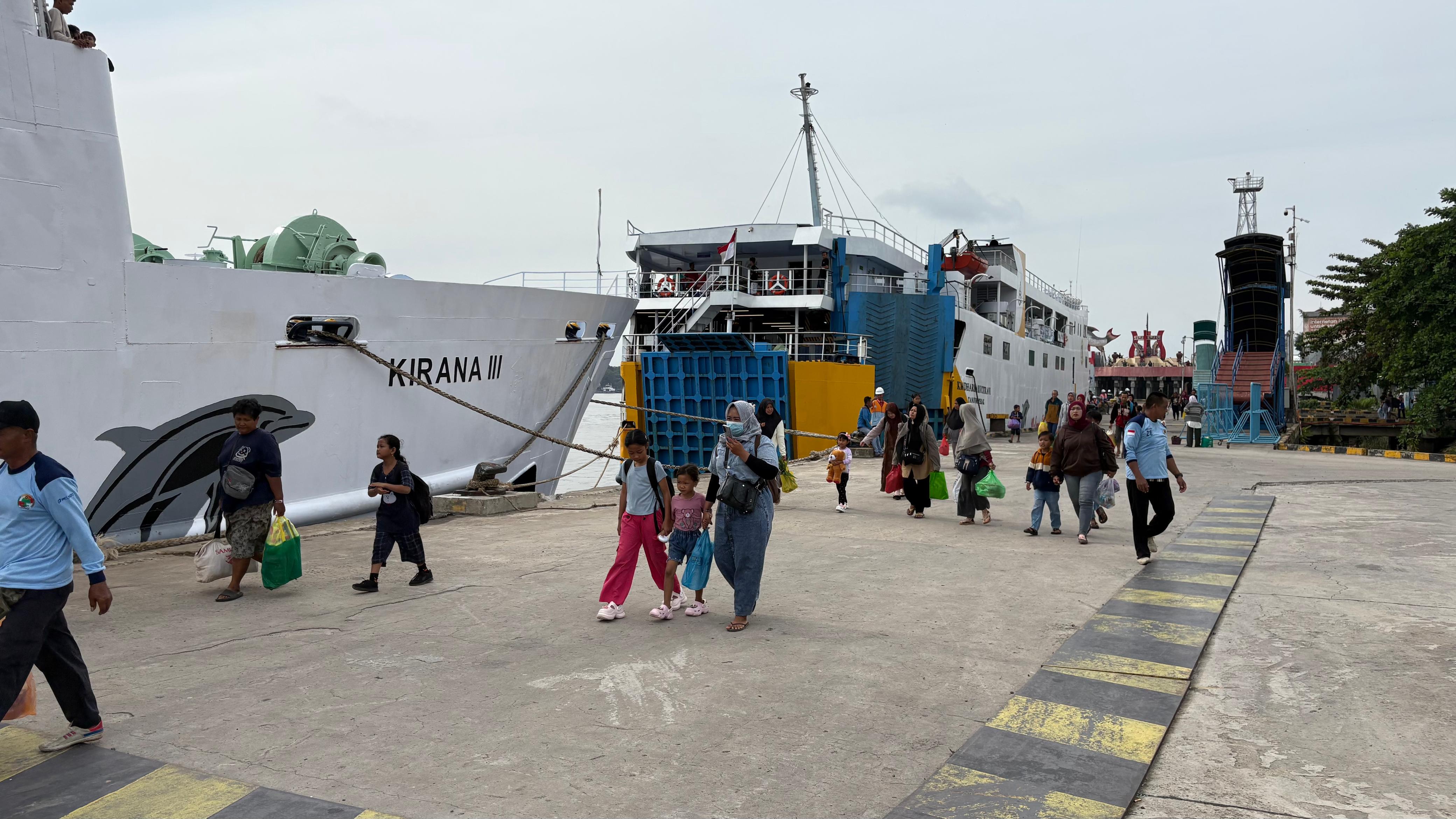 Embarkasi penumpang KM Kirana III yang bertolak dari Pelabuhan Sampit menuju Pelabuhan Tanjung Perak Surabaya, Rabu (11/3).