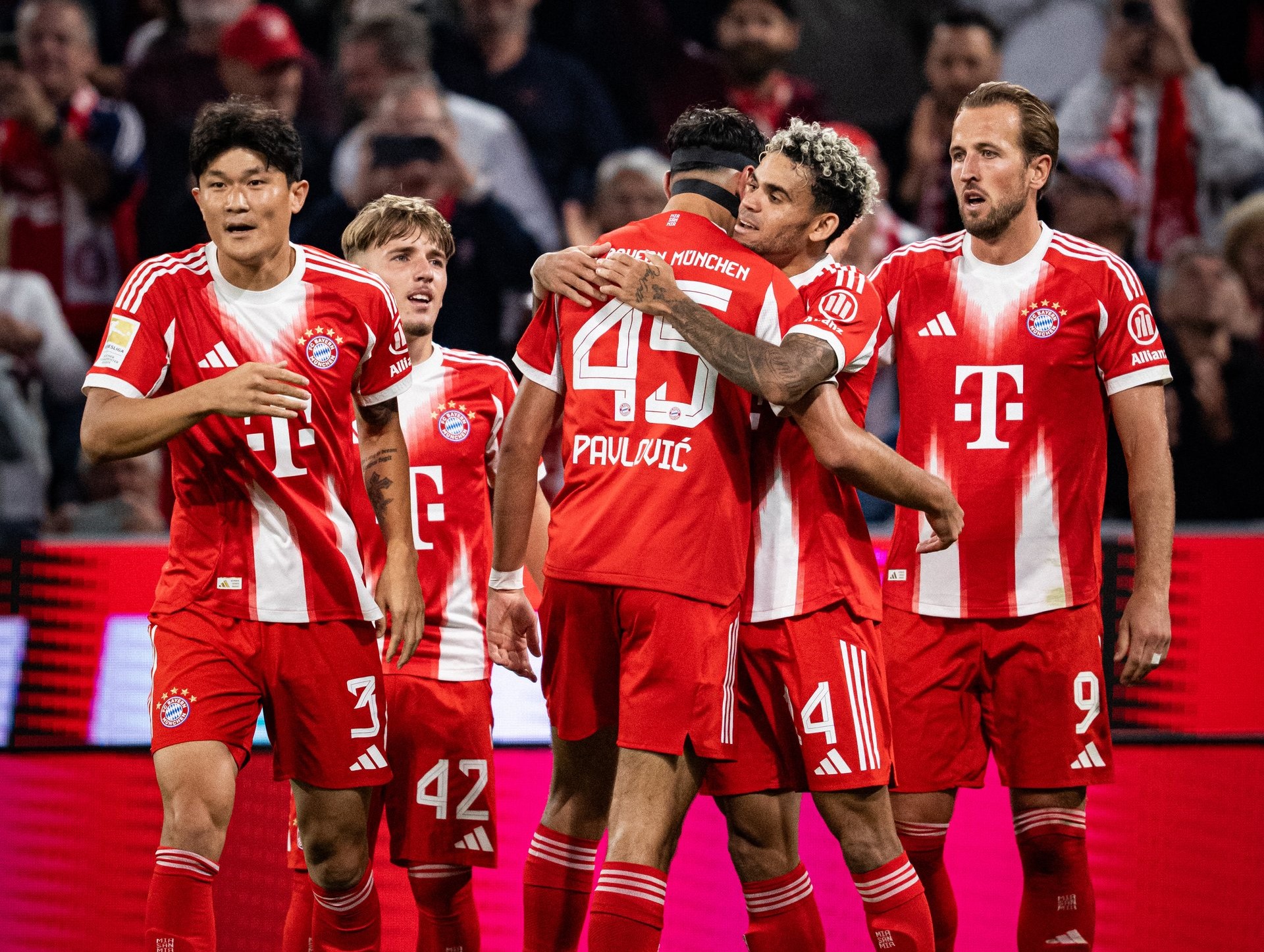 Para pemain Bayern Munchen berselebrasi dalam laga melawan Atalanta di leg 1 babak 16 besar UCL 2025/2026.