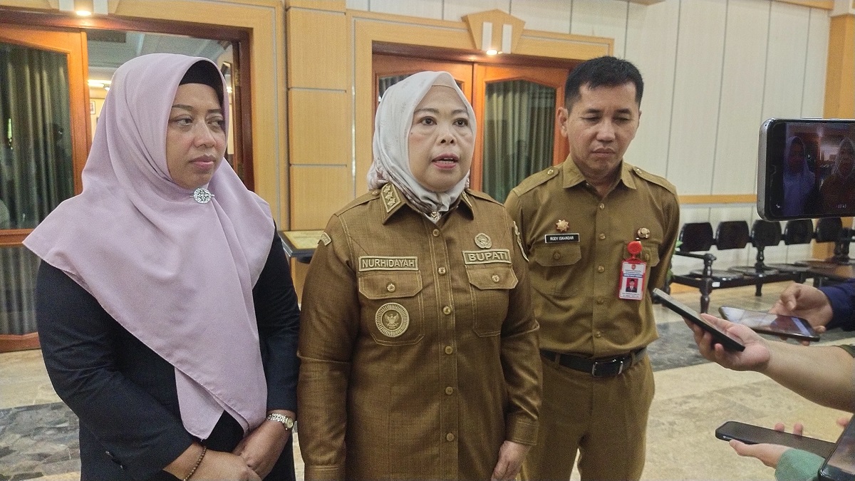 Bupati Kotawaringin Barat saat wawancara dengan wartawan usai rapat paripurna DPRD Kobar.   