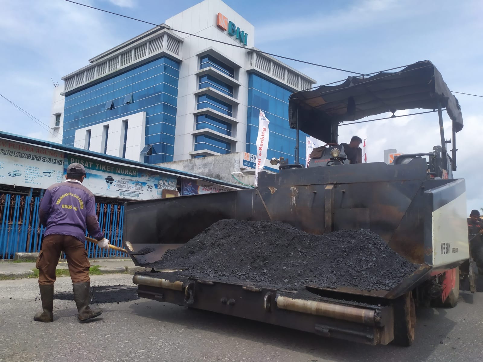 Perbaikan salah satu ruas jalan di dalam Kita Sampit. (Dok.Oes /Radar Sampit)