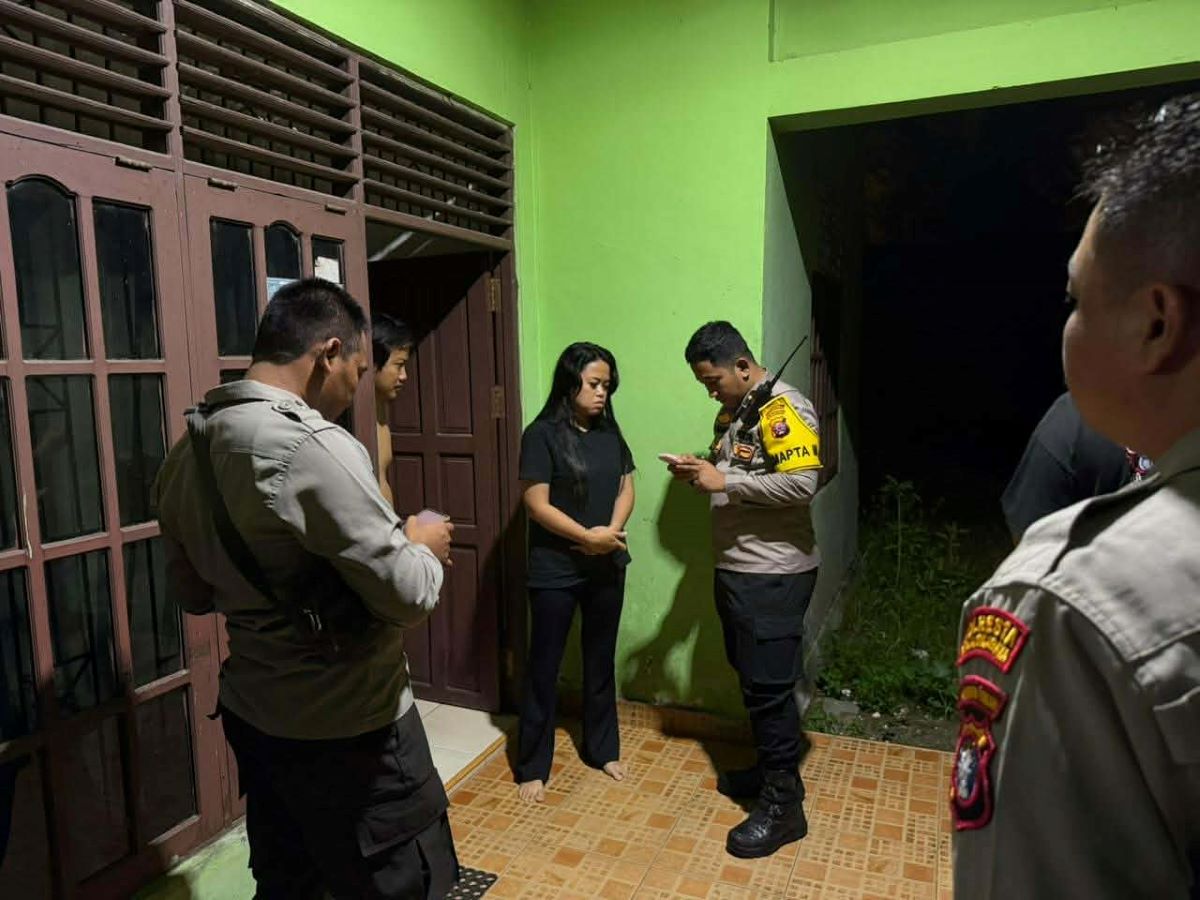 DATANGI TKP : Pamapta III SPKT Polresta Palangka Raya, Ipda M. Abrar bersama sejumlah personel piket fungsi mendatangi lokasi keributan. 