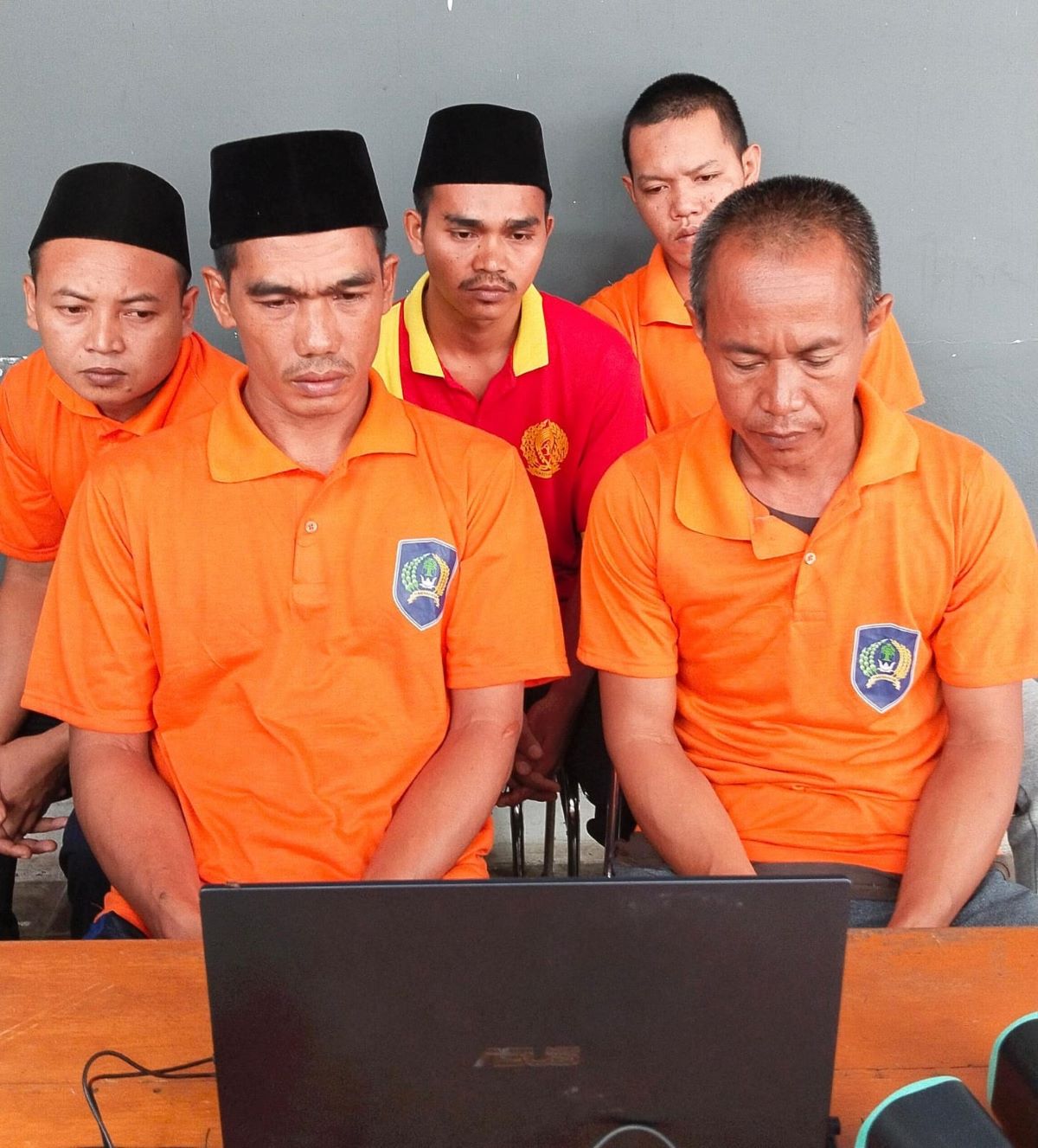 SIDANG: Lima terdakwa kasus pencurian menjalani persidangan di Pengadilan Negeri (PN) Nanga Bulik. 