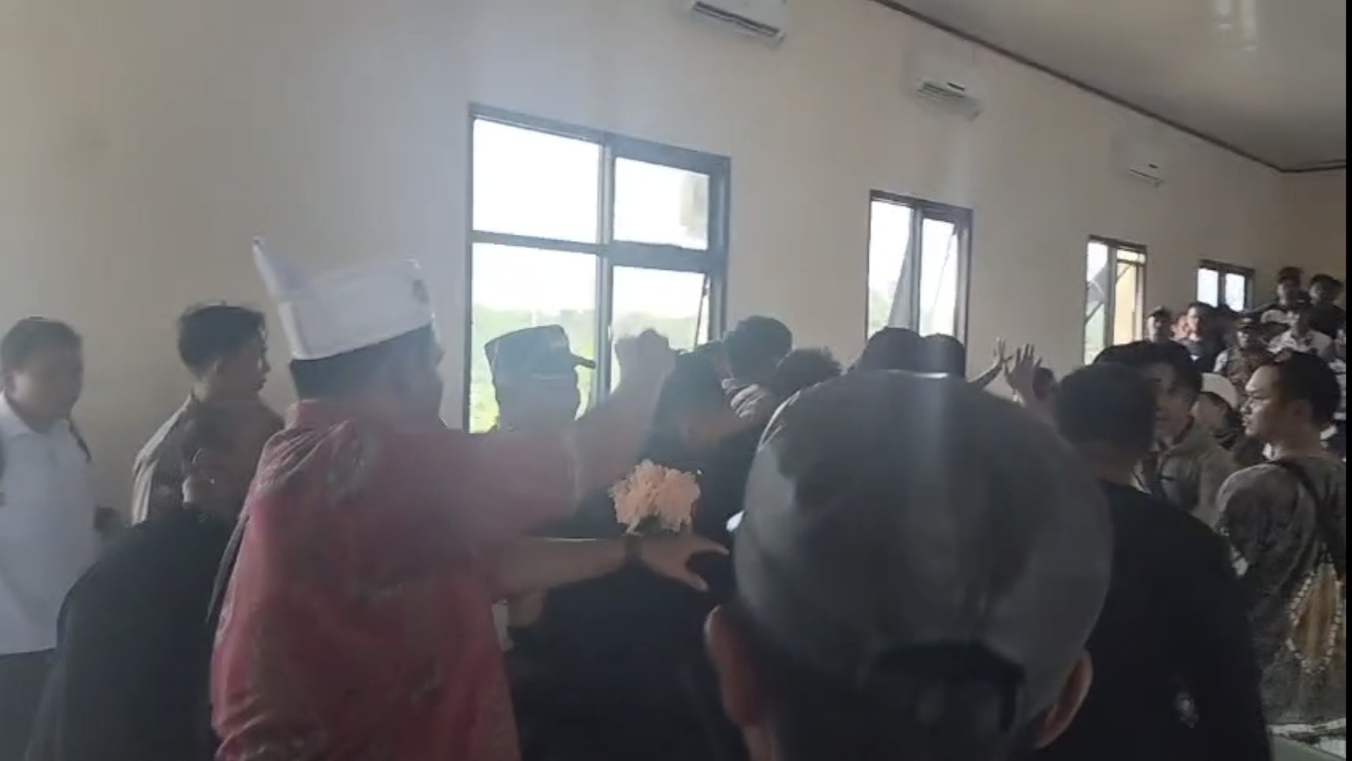 RICUH: Kericuhan saat aksi di wilayah Kecamatan Mentaya Hilir Utara (warga/radar sampit)