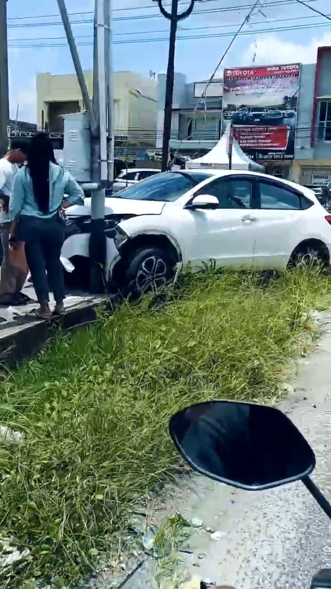 Mobil menabrak tiang listrik di Jalan Ahmad Yani, Kelurahan Baru, Kecamatan Arut Selatan, Kabupaten Kobar, Selasa (9/3)  