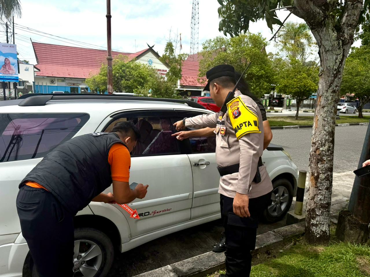 Petugas saat melakukan pemeriksaan terkait kejahatan kekerasan dengan modus pecah kaca di Palangka Raya, Rabu (11/3)