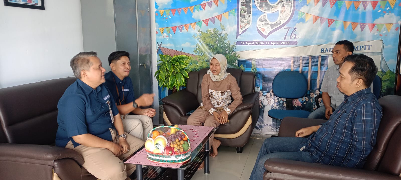 Kepala BPJS Kesehatan Cabang Sampit Iwan Kurnia bersama Kepala Bagian SDM, Umum, dan Komunikasi  Rio berbincang dengan Direktur Radar Sampit Siti Fauziah dan Pimred Agus Jaka, Kamis (12/3)