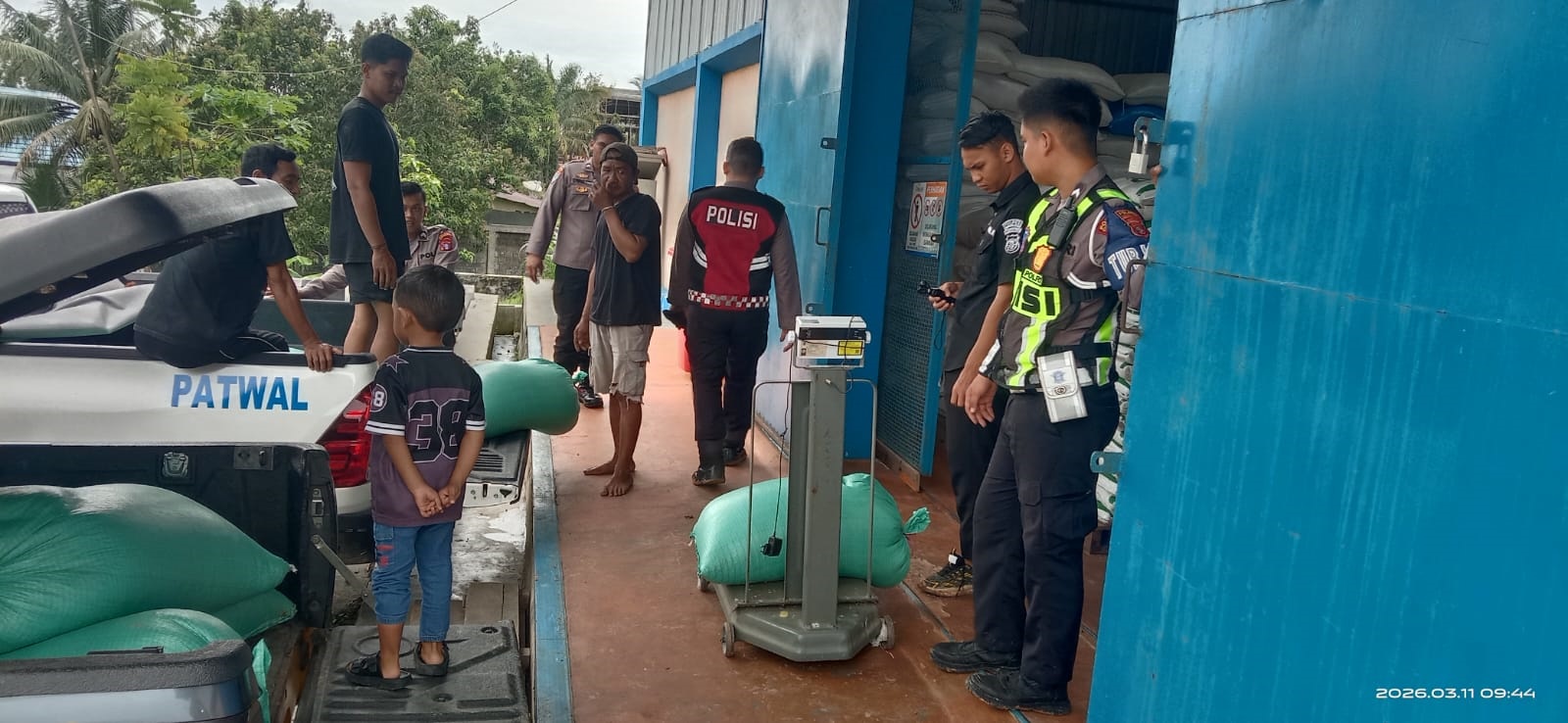 Tim gugus tugas Polres Gumas mengantar hasil panen jagung yang sudah diolah, ke Gudang Bulog Kuala Kurun, Rabu (11/3).