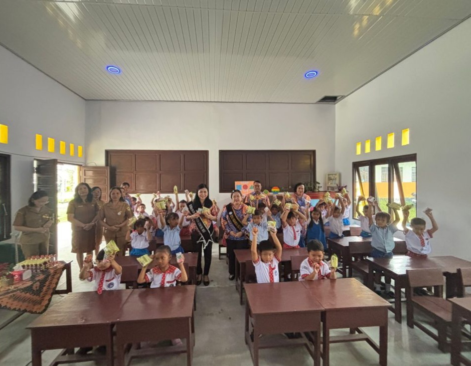 Bunda PAUD Kabupaten Gumas Mimie Mariatie Jaya Samaya Monong berfoto bersama dengan murid TKN Mekar Budaya, usai pemberian makanan tambahan, Selasa (10/3). 
