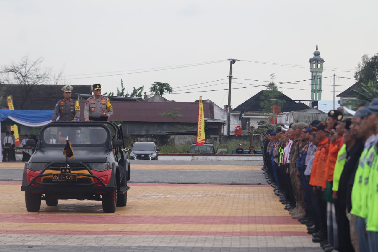  Kapolda Kalimantan Tengah Irjen Pol Iwan Kurniawan memimpin apel gelar pasukan Operasi Ketupat Telabang 2026 di Pangkalan Bun Park, Kamis (12/3/2026)