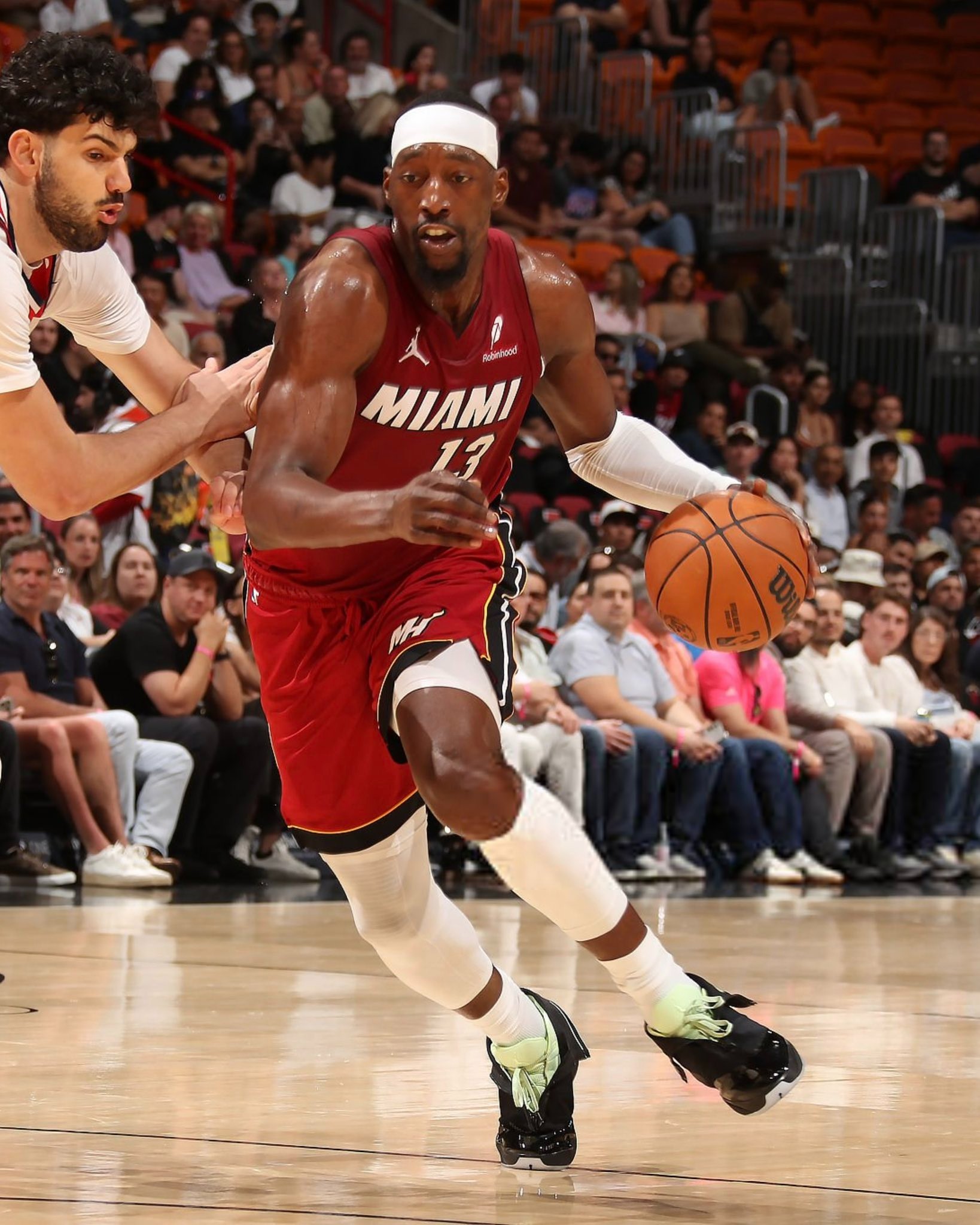 Salah satu aksi Bintang Miami Heat, Bam Adebayo di NBA 