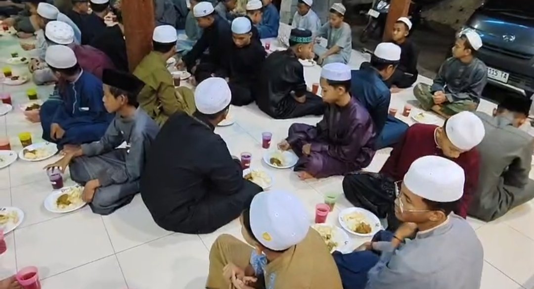 Para Santri Pondok Pesantren Darul Amin Palangka Raya saat berbuka puasa bersama di Bulan Ramadan.