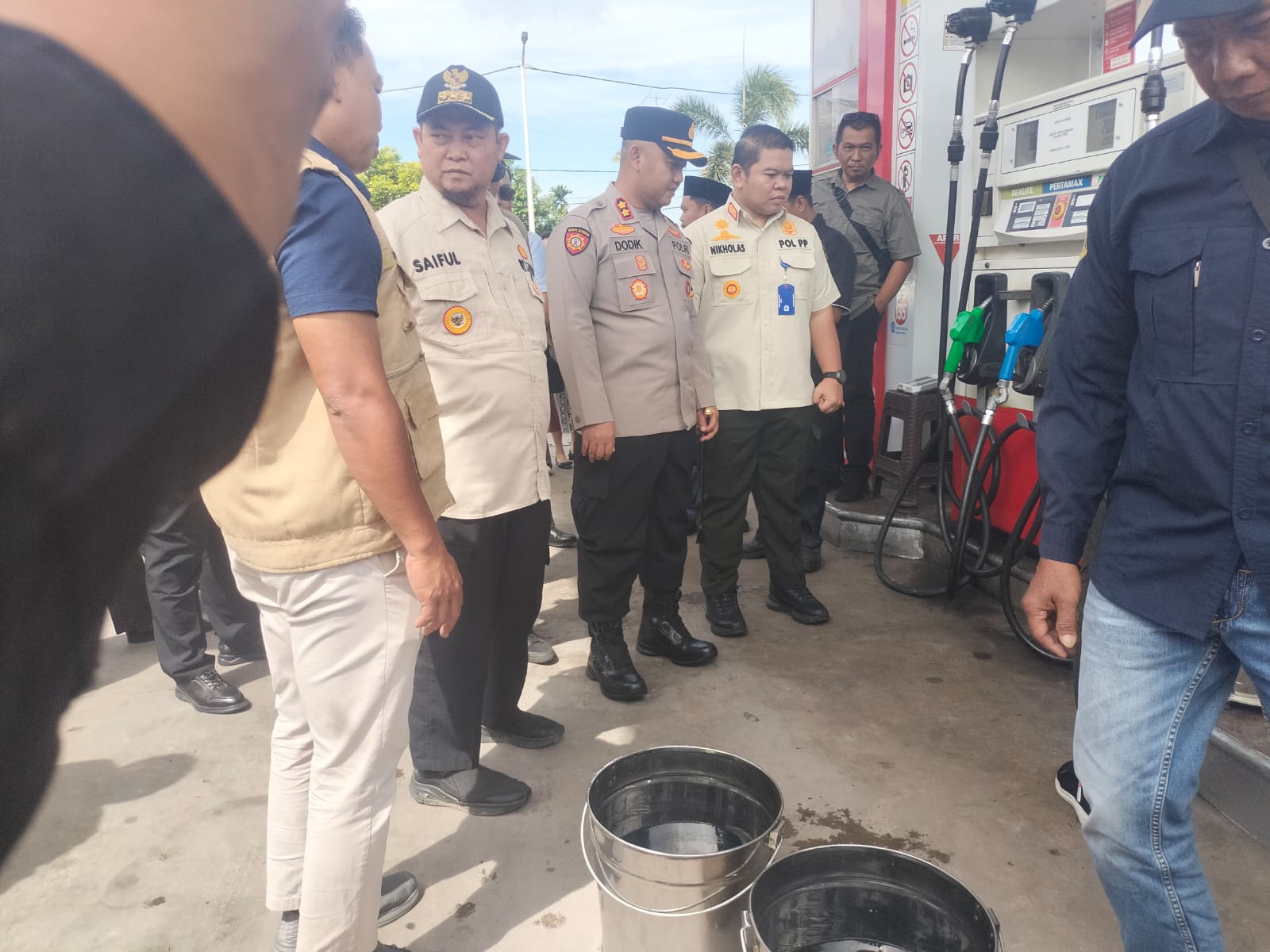 Bupati Katingan, Saiful saat memantau pemeriksaan di salah satu SPBU di wilayahnya. (Yuswanto RS/Radar Sampit)