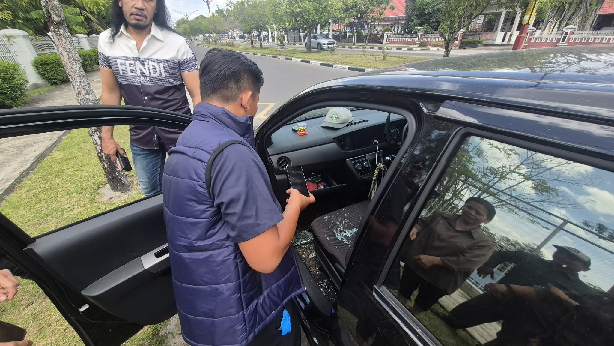 Pelaku curat pecah kaca kembali beraksi di Palangka Raya, Kamis (12/3). Nampak sebuah mobil jadi sasaran, dan pemiliknya mengalami kerugian saat parkir kendaraan D.I. Panjaitan.