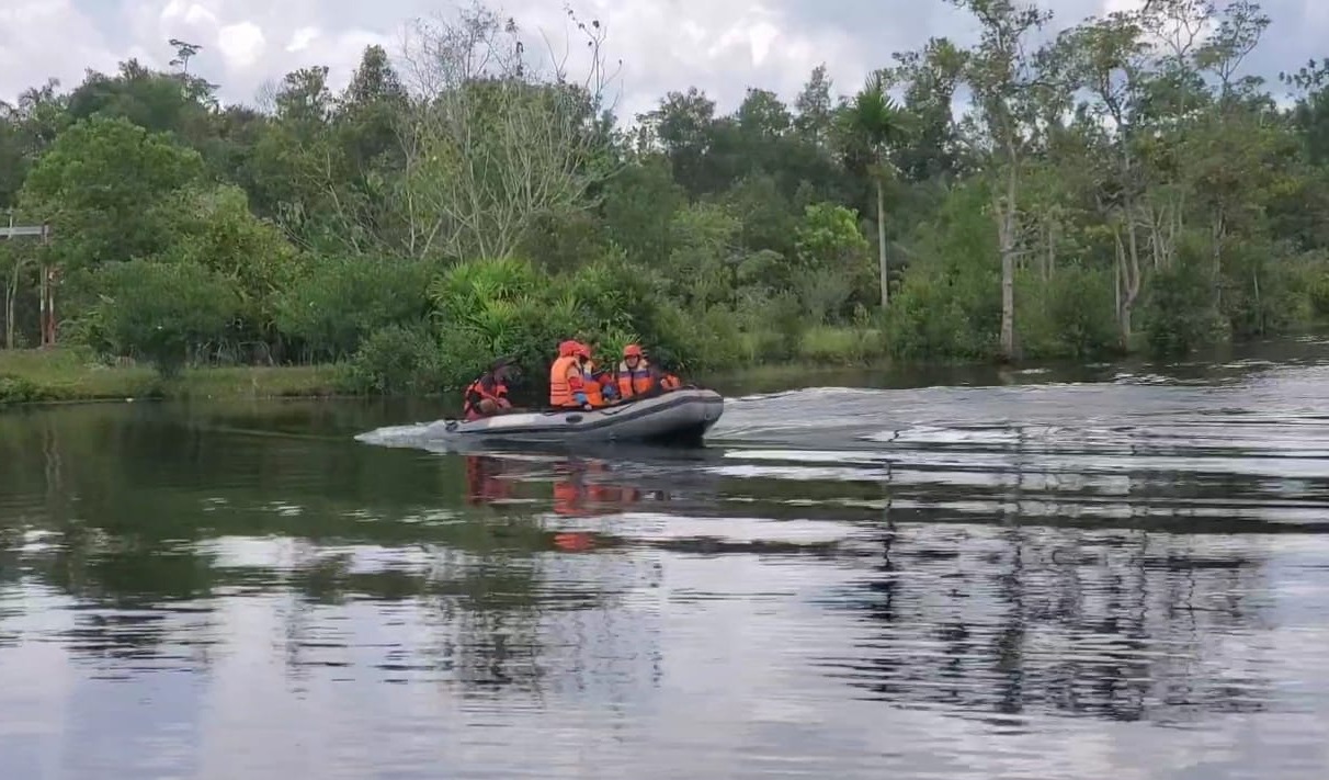 Petugas BPBD Kotim bersama Pos SAR Sampit saat pelatihan pencarian korban tenggelam di lokasi wisata di Kotim. (BPBD Kotim)