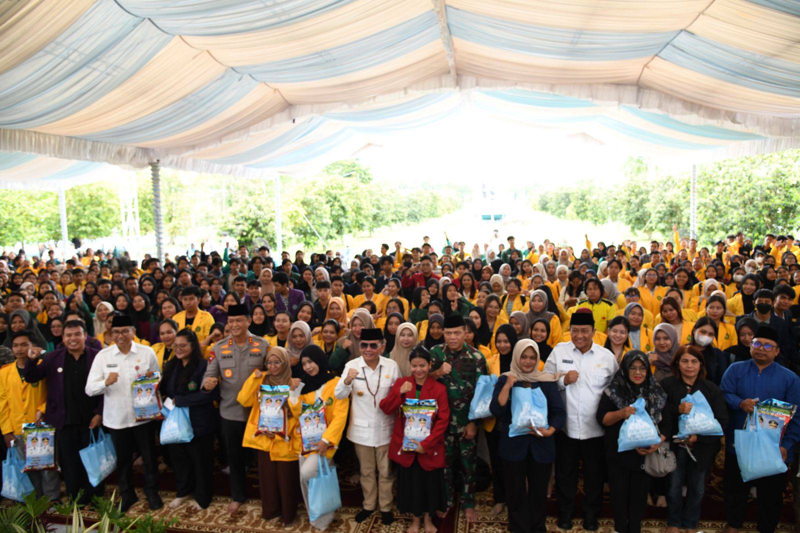 Jajaran pejabat Pemprov Kalteng dan Forkopimda Kalteng, bersama ribuan mahasiswa/mahasiswi yang hadir di halaman Istana Isen Mulan, Rabu (11/3).