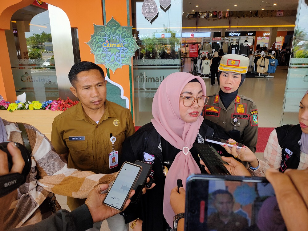 Wabup Kotim Irawati, didampingi Plt Kadiskop UMKM sekaligus staf ahli bupati, Muslih, serta petugas Satpol PP, saat mengomentari terkait kericuhan di Kecamatan MHU, Kamis (12/3)