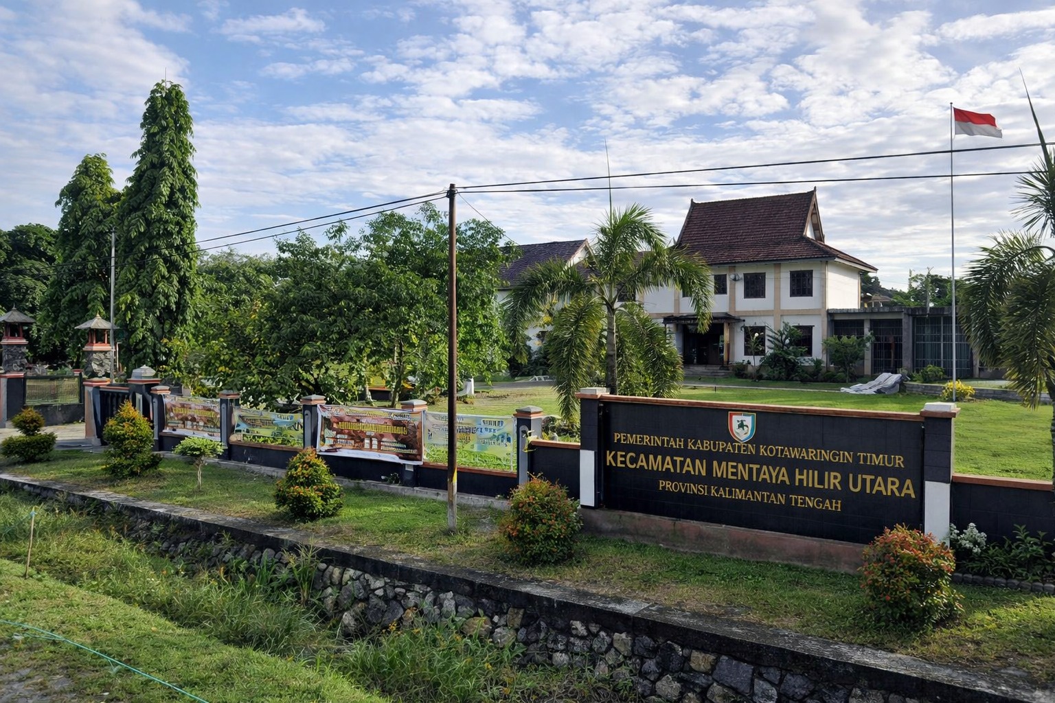 Ilustrasi: Kantor Camat Mentaya Hilir Utara. (Oes/Radar Sampit)