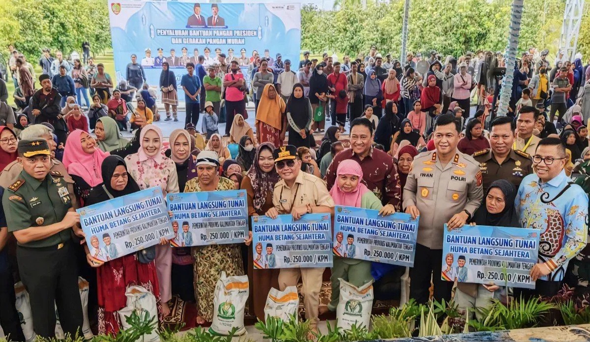 Gubernur Kalteng Agustiar Sabran dan jajaran secara simbolis menyerahkan bantuan tunai dari KHBS kepada penerima manfaat di Palangka Raya, Kamis (12/3/2026). (ANTARA/Muhammad Arif Hidayat)