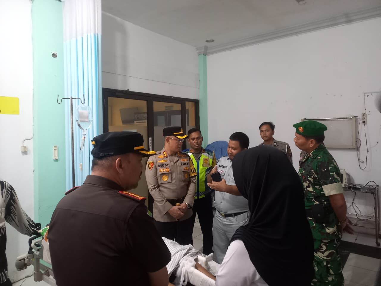 Kapolres Seruyan AKBP Beddy Suwendi bersama Kepala Kejaksaan Negeri (Kajari) Seruyan Andre mendatangi Rumah Sakit Kuala Pembuang untuk menjenguk para korban, Kamis (12/3).