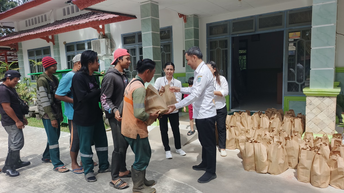 Petugas kebersihan Kota Nanga Bulik menerima bingkisan parcel Lebaran dari DLHK Kabupaten Lamandau.   