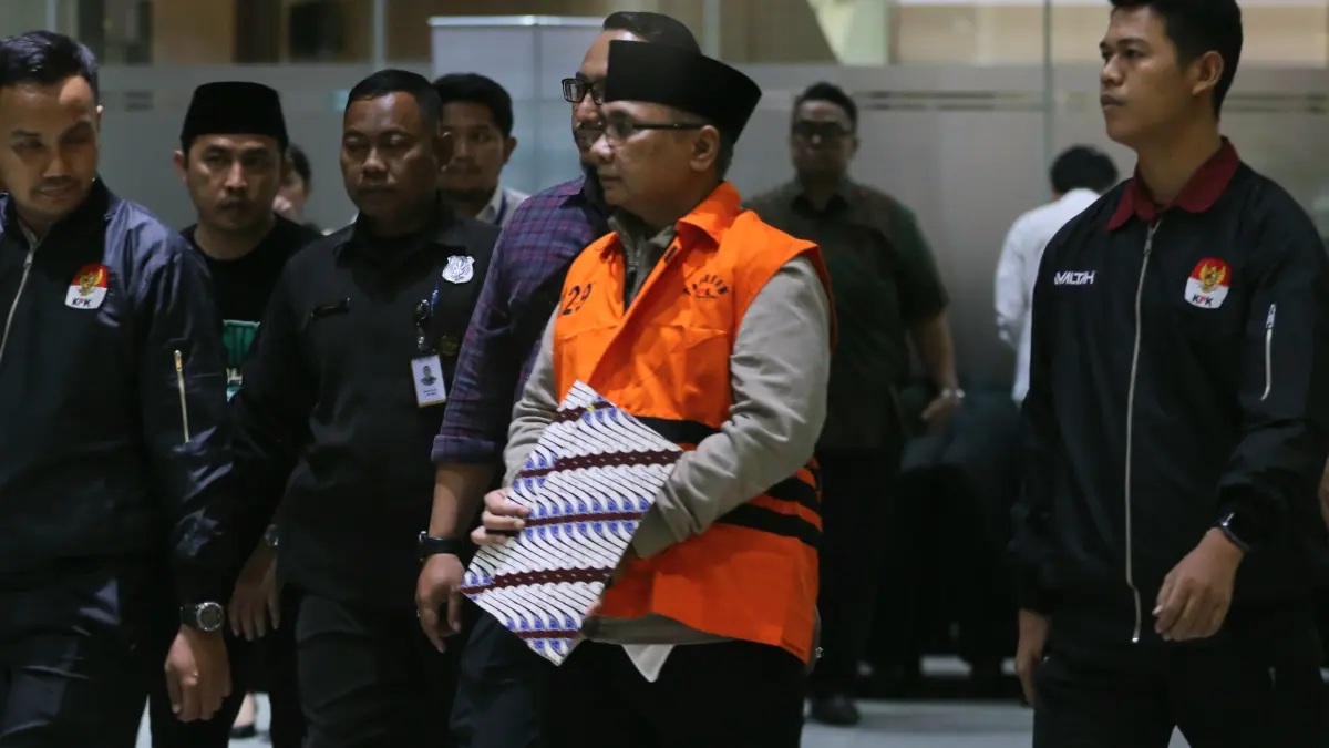 Tersangka kasus dugaan korupsi kuota haji dan penyelenggaraan ibadah haji Yaqut Cholil Qoumas mengenakan rompi tahanan usai menjalani pemeriksaan di Gedung Merah Putih KPK, Jakarta, Kamis (12/3/2026).