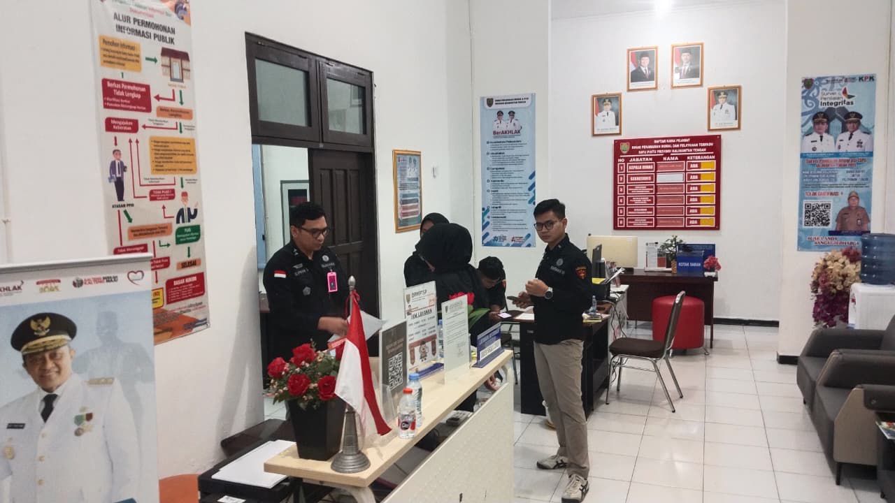 Penyidik Kejati Kalteng ketika melakukan penggeledahan kantor DPMPTSP Kalteng, Selasa (10/3/2026)