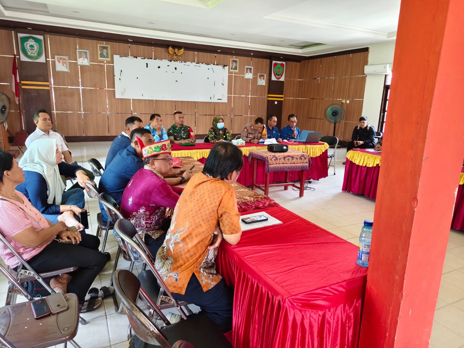 Suasana mediasi polemik lahan antara beberapa warga Desa Luwuk Bunter dan beberapa warga Desa Sungai Paring di Kecamatan Cempaga, dengan pihak PBS Sawit, baru-baru tadi.