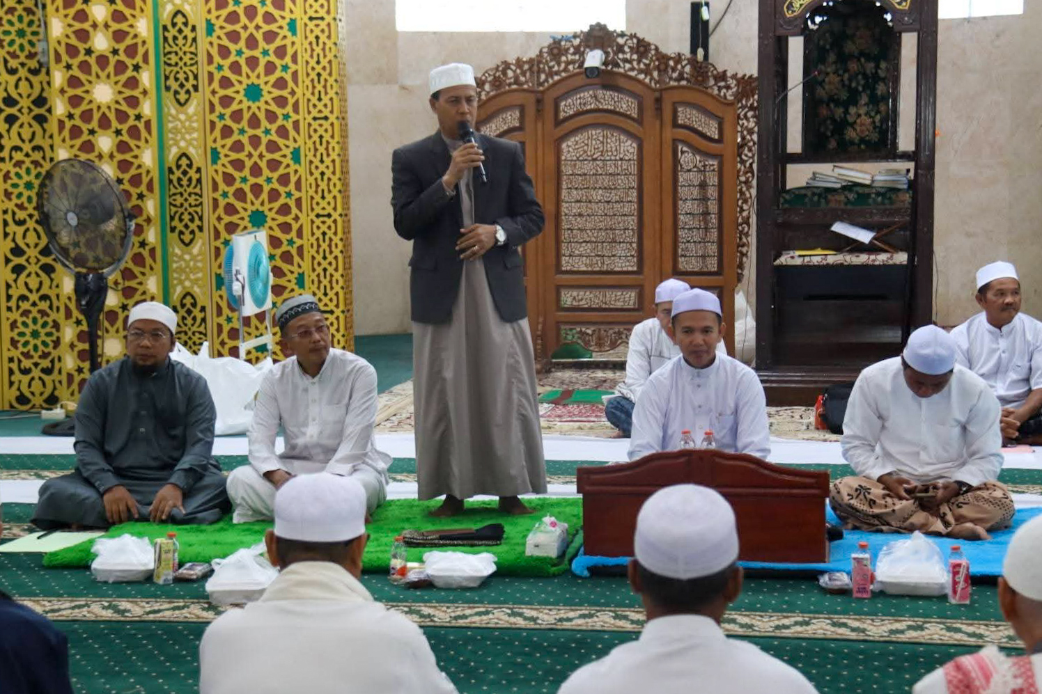 Puluhan jamaah memadati Masjid Agung Nurul Yaqin, Selasa (10/3), untuk memperingati Nuzulul Qur&rsquo;an yang dirangkai dengan Haul Siti Khadijah Qubro.