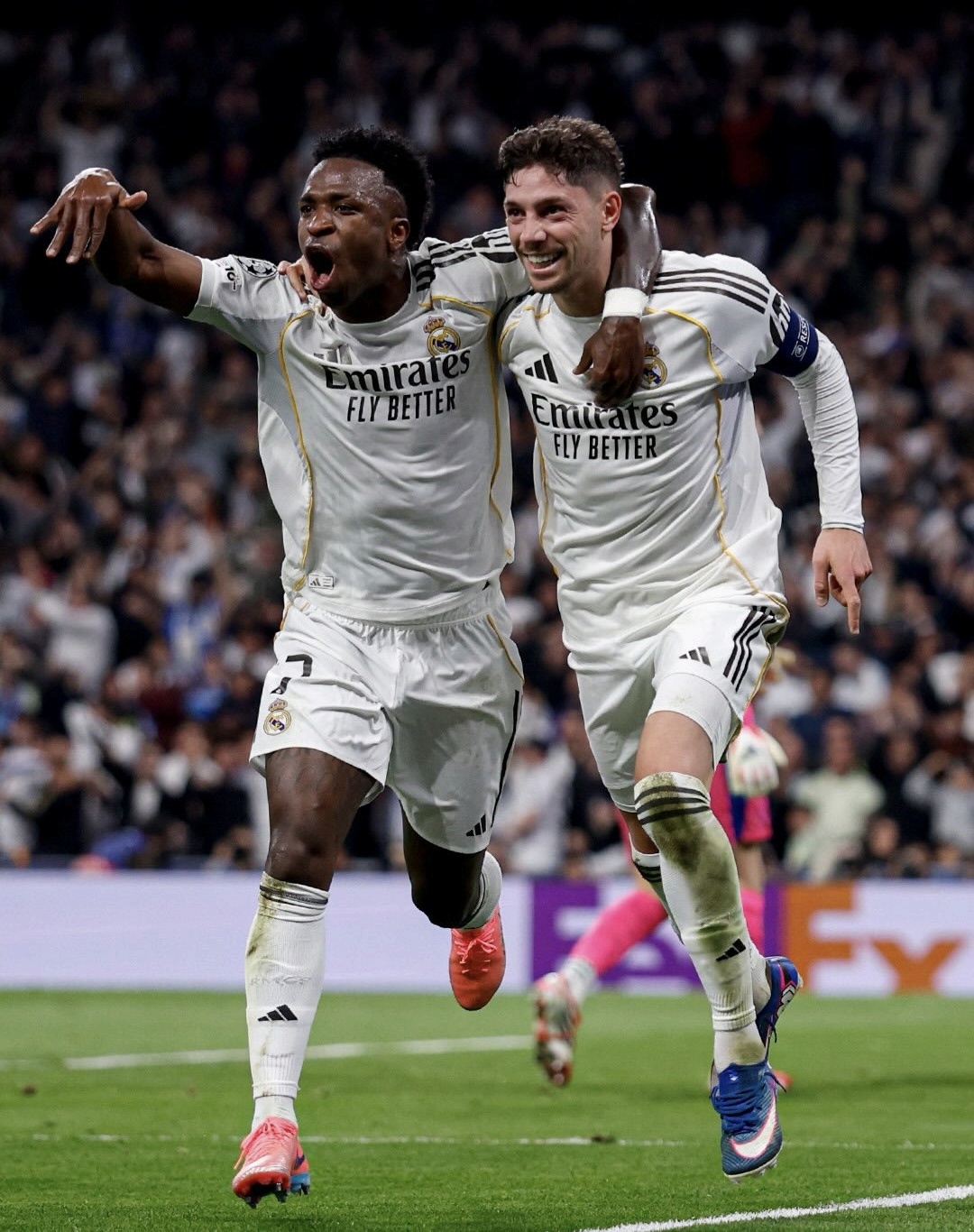 Pemain Real Madrid Vinicius Jr dan FedericoValverde usai merayakan salah satu gol mereka ke gawang Manchester City, pada Leg 1 babak 16 besar UCL 2025/2026.