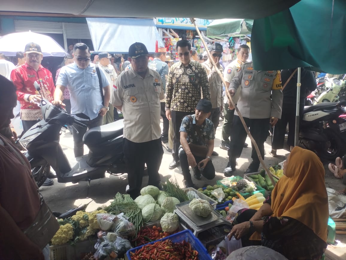 Bupati Katingan, Saiful saat berbincang dengan penjual saat sidak harga sembako di pasar. (Yuswanto RS/Radar Sampit)