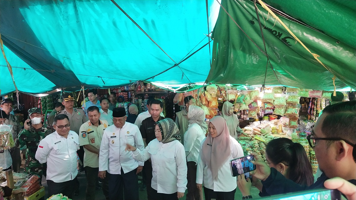 Bupati Kotawaringin Barat Hj Nurhidayah sidak ke Pasar Indrasari Pangkalan Bun, Rabu 11 Maret 2026 