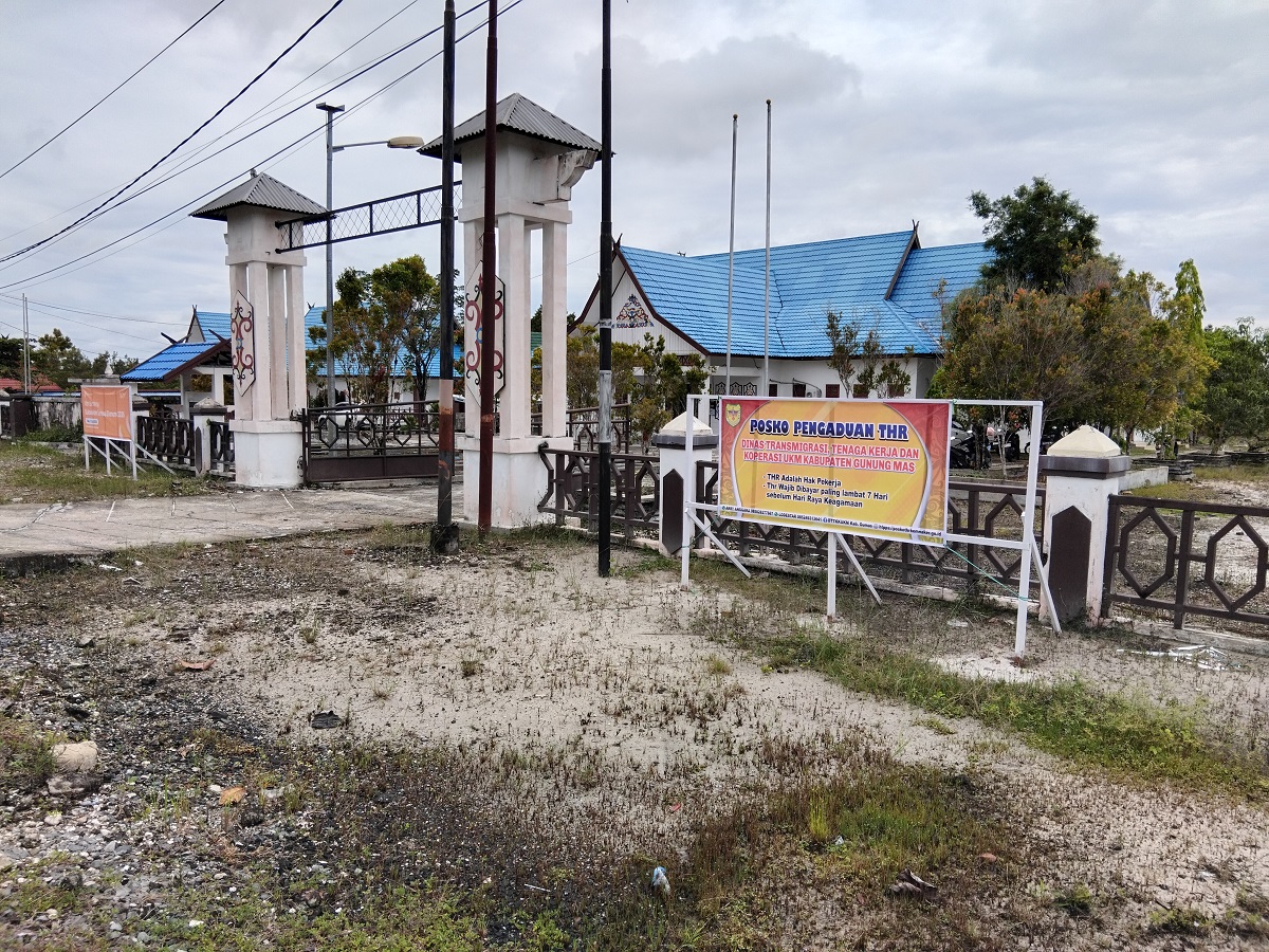 Suasana posko pengaduan THR di kantor Dinas Transmigrasi, Tenaga Kerja dan Koperasi UKM Kabupaten Gumas, Rabu (11/3). 