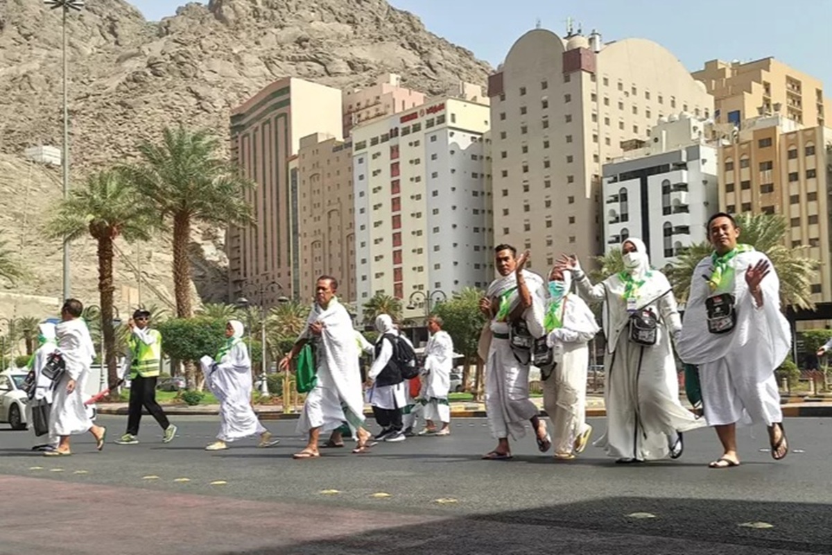 Ribuan jamaah umrah asal Jawa Timur dilaporkan tertahan di Tanah Suci, imbas memanasnya konflik di kawasan Timur Tengah. (jawapos.com)