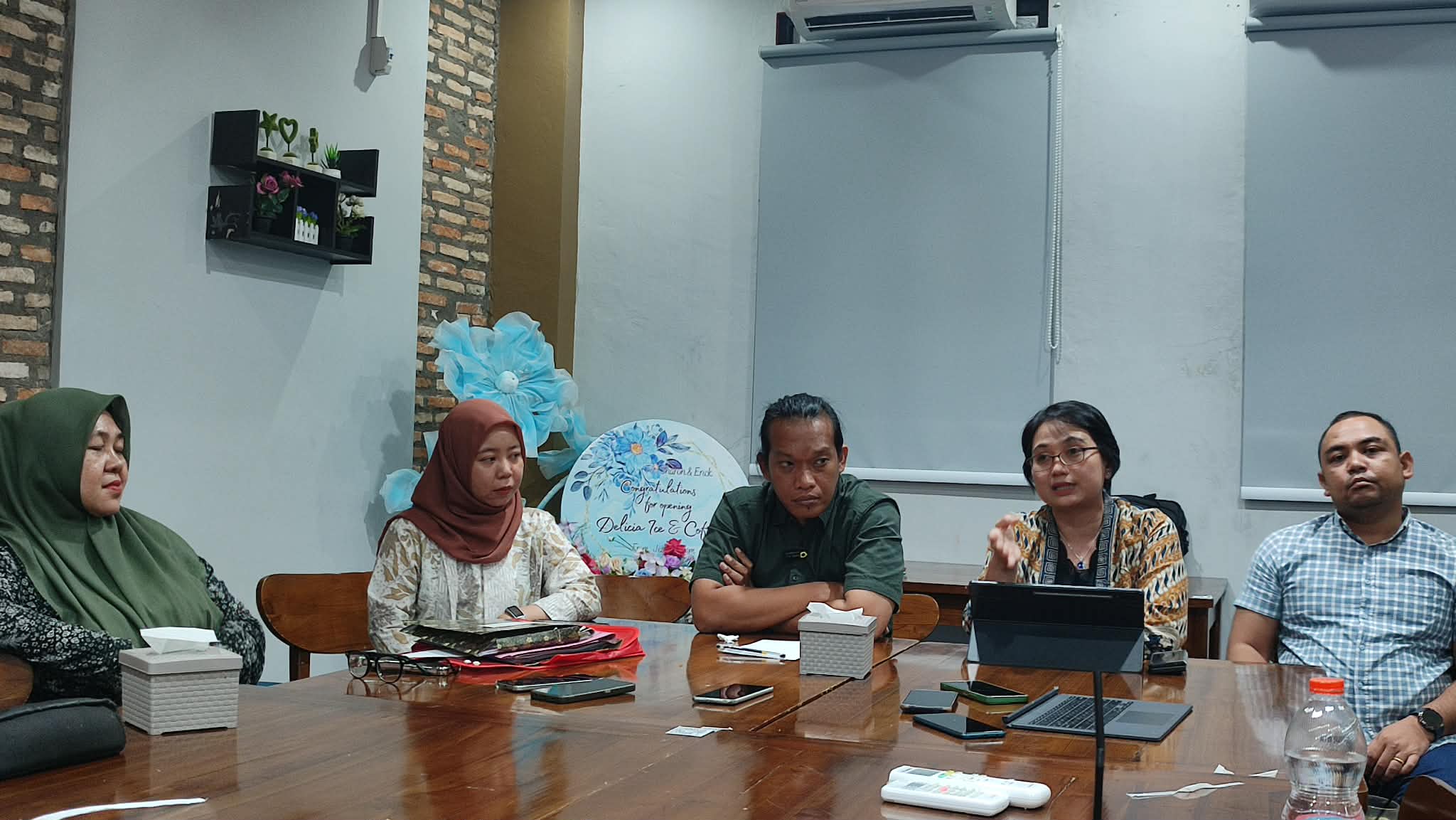 Kuasa hukum YL, Jeplin Marhatan Sianturi dan Kartika Chandrasari bersama tim,  saat menerangkan dugaan kriminalisasi dan langkah hukum melalui pra pradilan, terhadap YL.