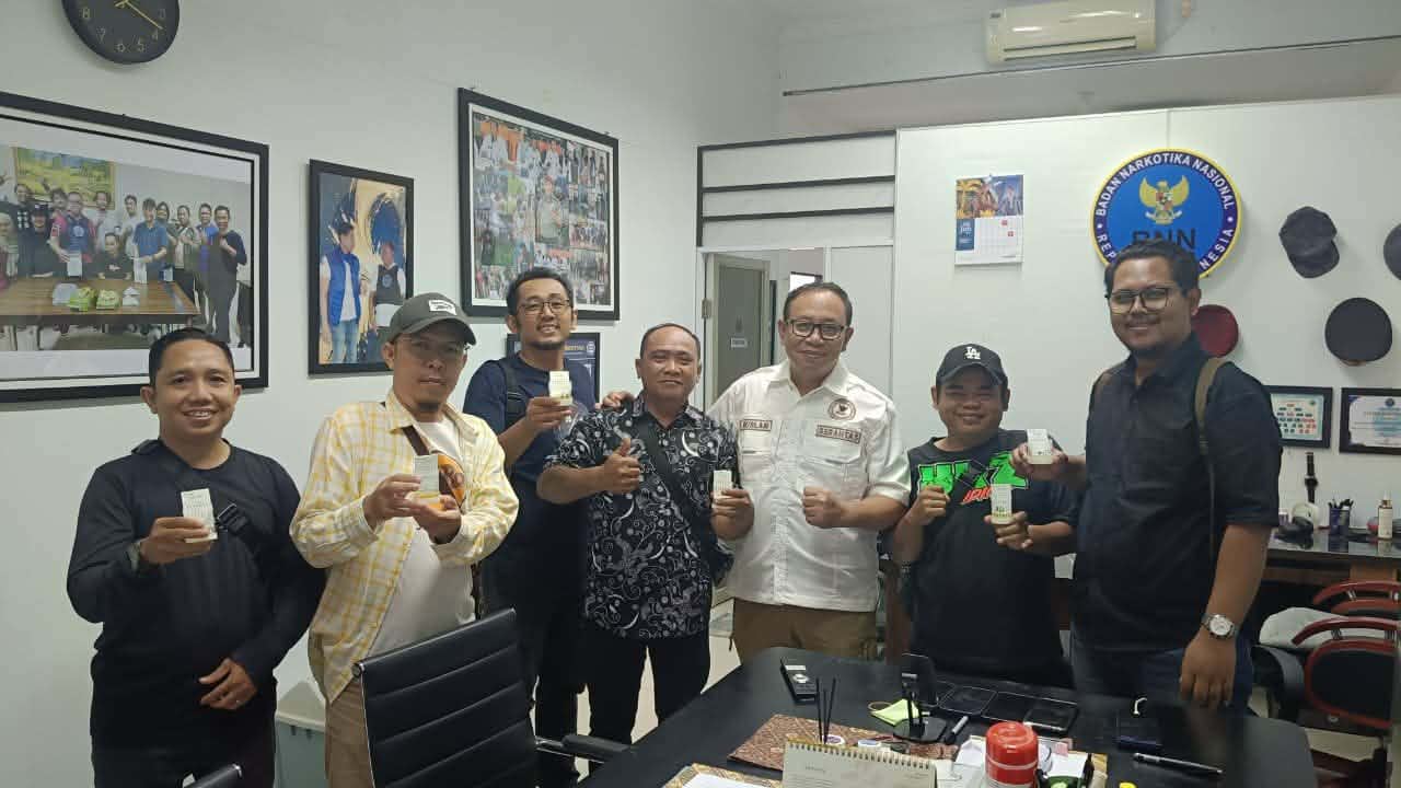Kepala Bidang Pemberantasan BNNP Kalteng, Kombes Pol Ruslan Abdul Rasyid bersama para wartawan menujukan hasil negatif, usai pemeriksaan urine mendadak.
