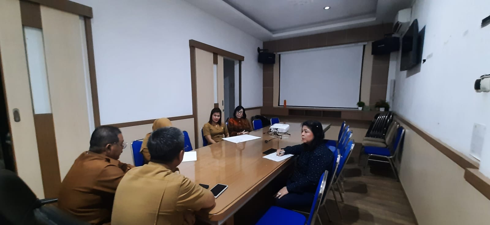 :Nenie Adriati Lambung saat melaksanakan kegiatan kunjungan kerja ke Dinas Lingkungan Hidup Kota Banjarmasin.