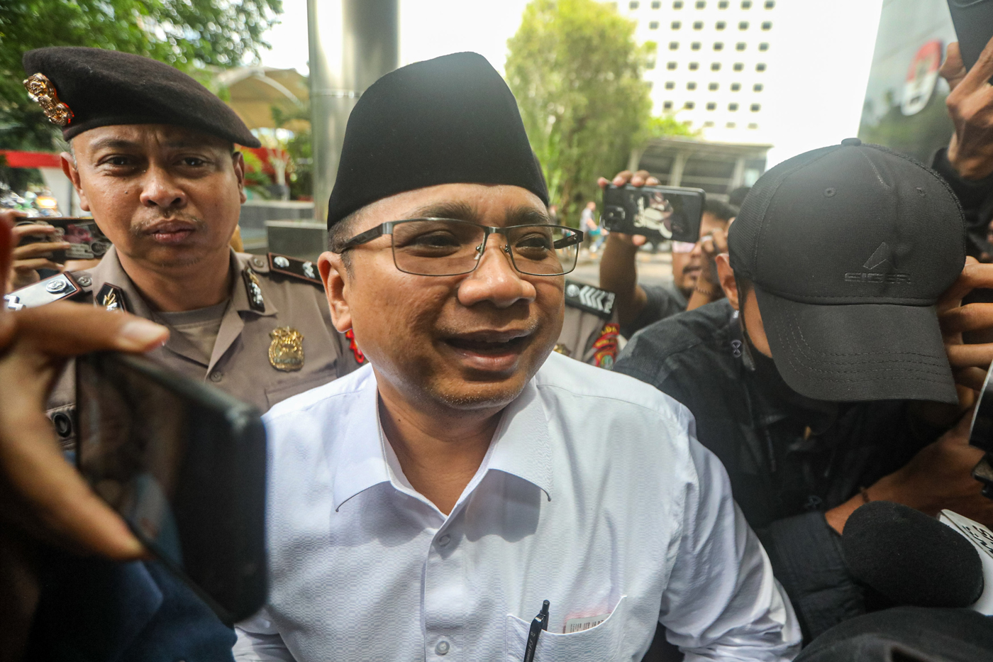Tersangka kasus dugaan korupsi kuota haji, Mantan Menteri Agama Yaqut Cholil Qoumas bersiap menjalani pemeriksaan di Gedung Merah Putih KPK, Jakarta, Jumat (30/1/2026). (Salman Toyibi/Jawa Pos) 