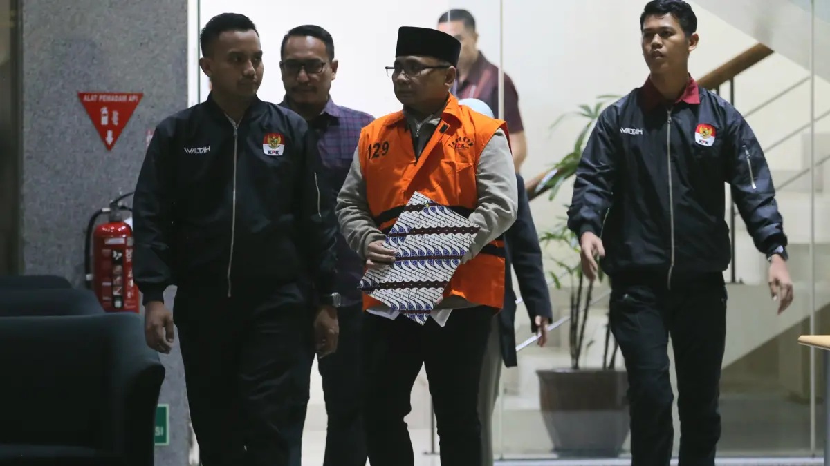 Tersangka kasus dugaan korupsi kuota haji dan penyelenggaraan ibadah haji Yaqut Cholil Qoumas mengenakan rompi tahanan usai menjalani pemeriksaan di Gedung Merah Putih KPK, Jakarta, Kamis (12/3/2026).