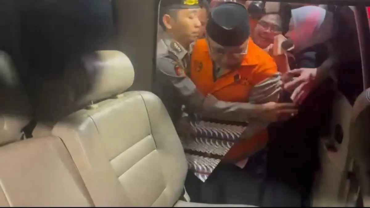 Mantan Menag Yaqut Cholil Qoumas mengenakan rompi tahanan KPK, Kamis (12/3). (Muhamad Ridwan/JawaPos.com)