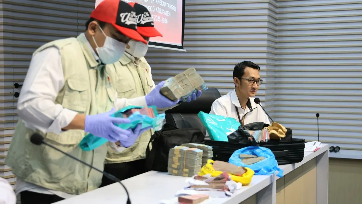 Petugas menunjukan barang bukti terkait OTT KPK kepada Bupati Rejang Lebong Muhammad Fikri Thobari di Gedung Merah Putih KPK, Rabu (11/3/2026). (Dery Ridwansah/ JawaPos.com)