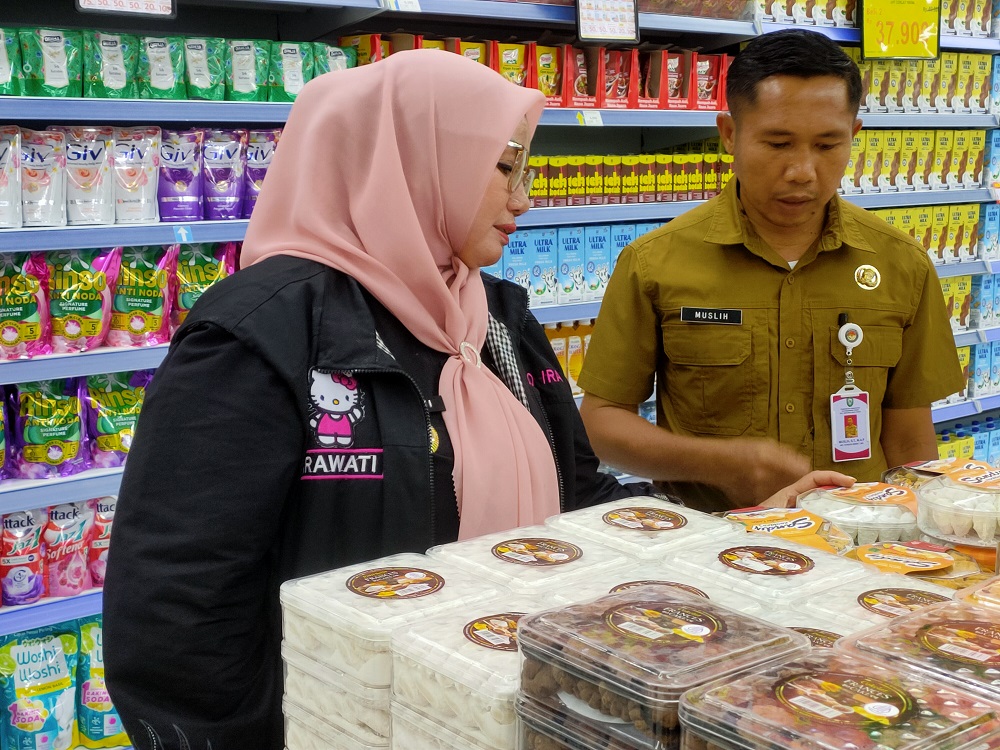 Wakil Bupati Kotawaringin Timur  Irawati melakukan inspeksi mendadak terhadap sejumlah produk pangan olahan di pusat perbelanjaan dan toko di Sampit, Kamis (12/3). 