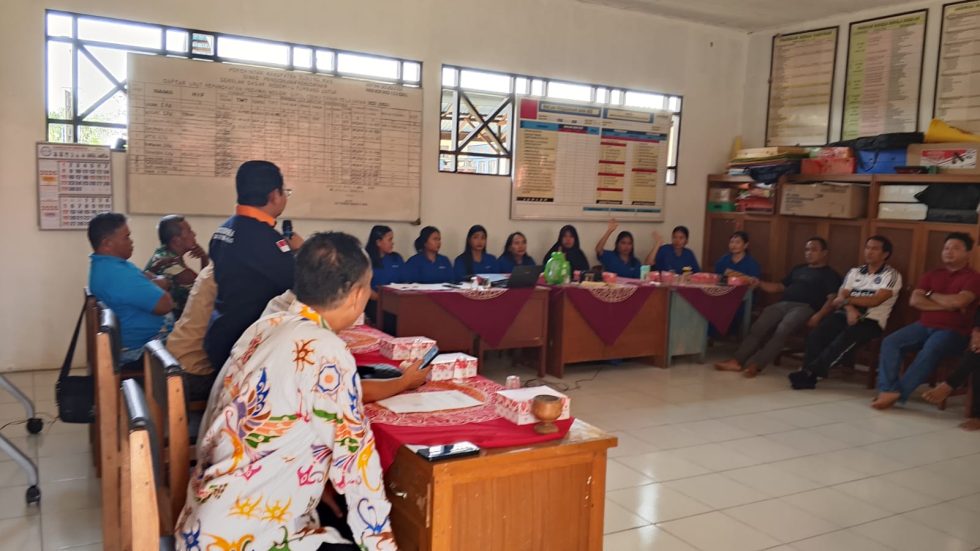 Suasana pertemuan pihak disdikpora dengan kepala sekolah, guru dan orang tua murid SDN 4 Tumbang Jutuh, pekan lalu.