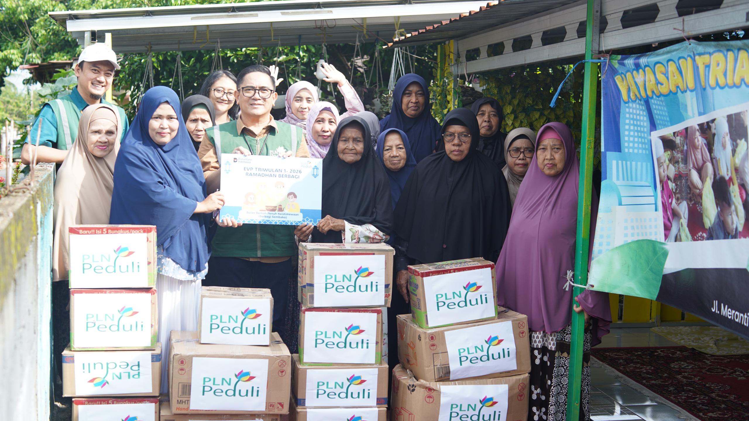 Penyerahan bantuan sembako melalui program Employee Volunteer Program PLN UID Kalselteng di Yayasan Trias Kumpul Yatim, Dhuafa, dan Lansia Banjarbaru.