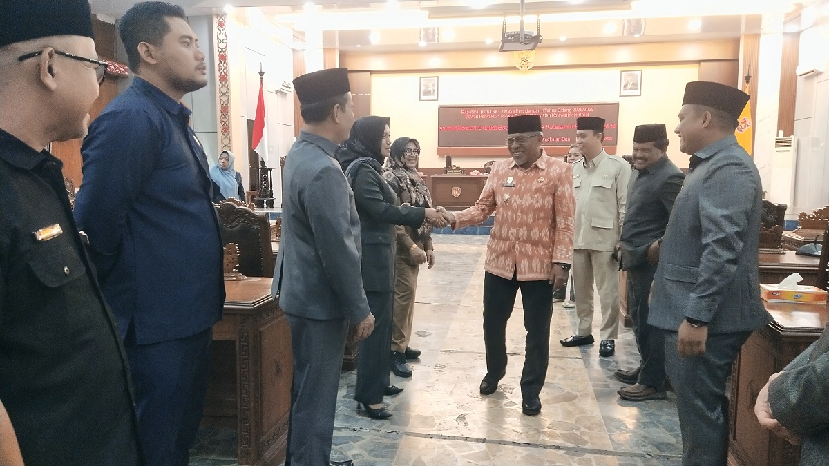  Wakil Bupati dan anggota DPRD Kotawaringin Barat bersalaman usai rapat paripurna.   