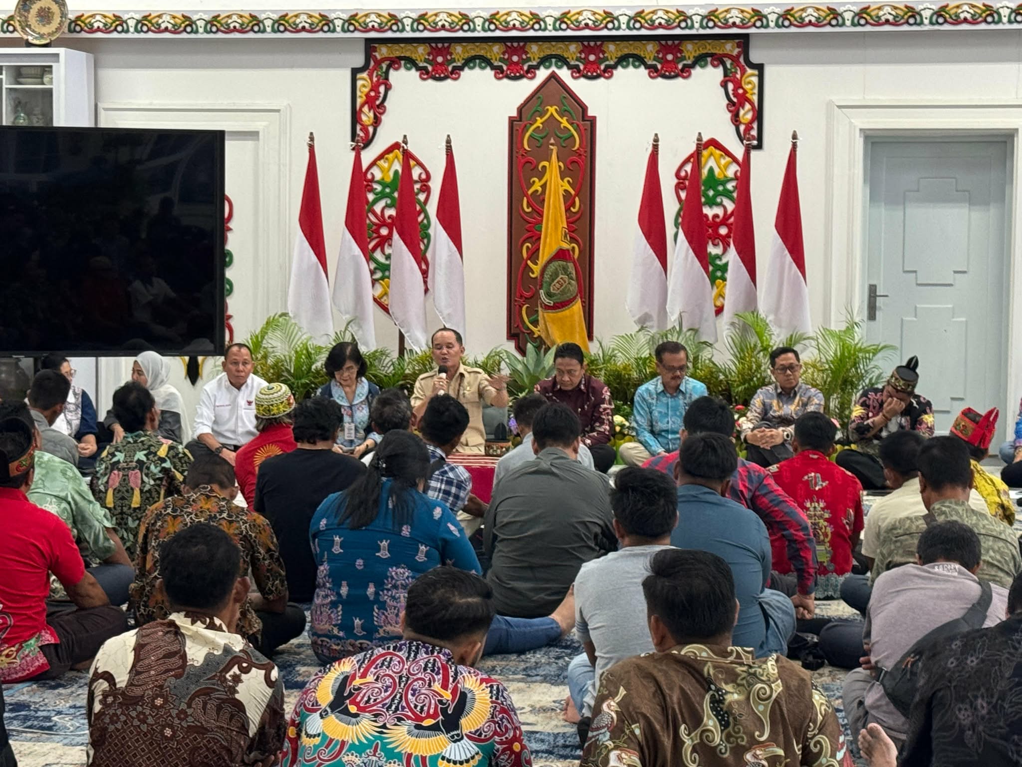 Gubernur Kalteng Agustiar Sabran, Wabup Kalteng Edy Pratowo dan beberapa kepala SOPD , saat menerima aspirasi perwakilan penambang dan pengepul emas dari beberapa kabupaten, Kamis (13/3)