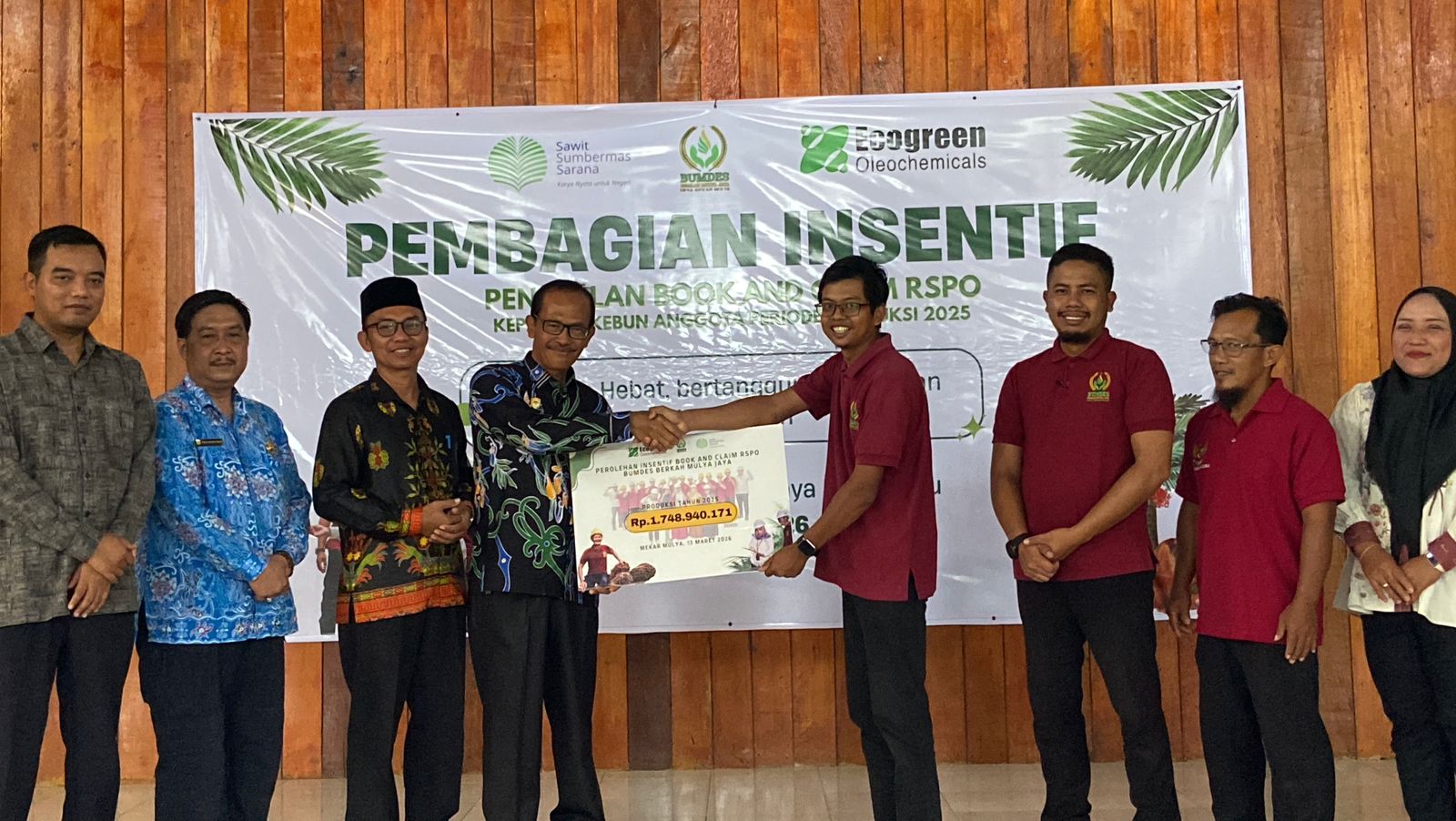 Penyerahan secara simbolis insentif RSPO yang diwakili oleh Direktur BUMDes Choirul Fuadi.